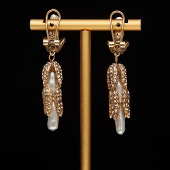 气质个性复古金做旧贝珠树叶镶钻耳饰